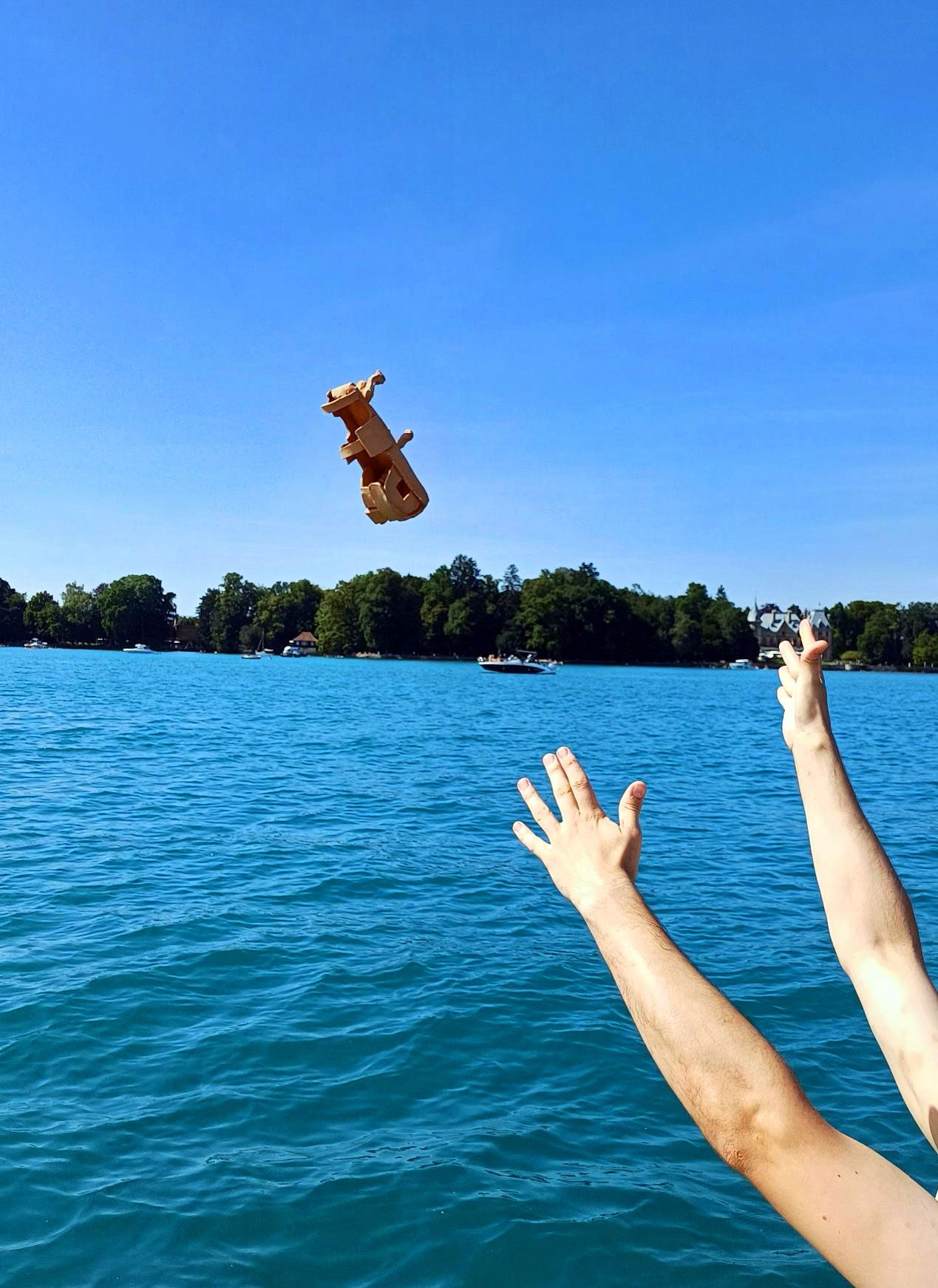 Lulu & Whiskey art ceramic sculpture performance 'Wurf', Thunersee, 2024